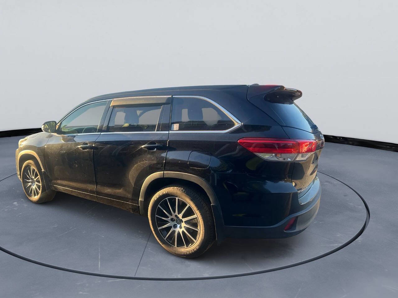 Used 2017 Toyota Highlander SE image 2