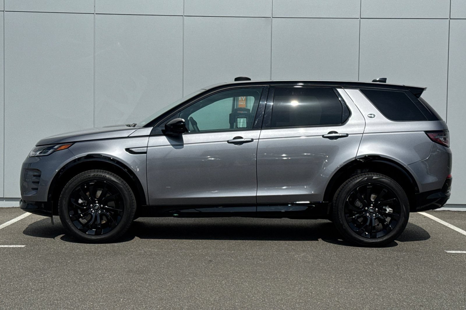 Certified 2025 Land Rover Discovery Sport Dynamic SE AWD/4WD image 2
