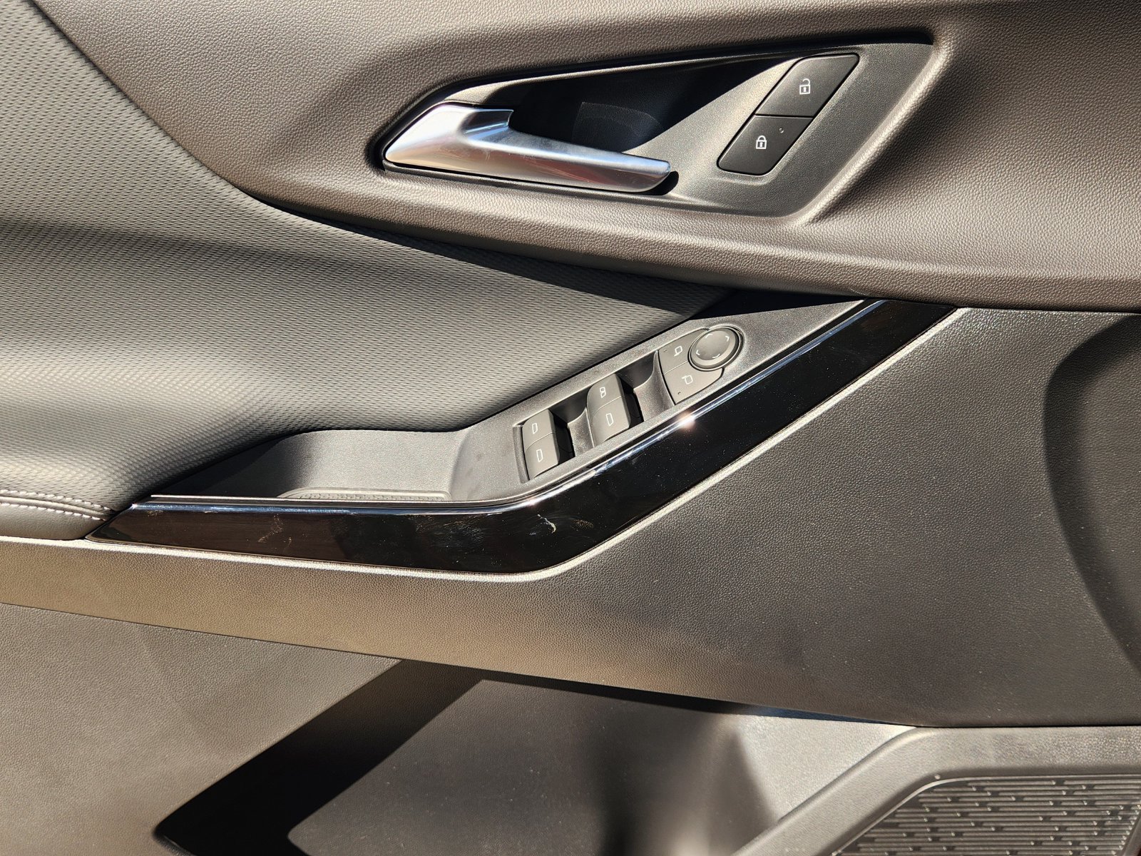 New 2027 Chevrolet Equinox LT w/ Safety and Technology Package FWD image 22