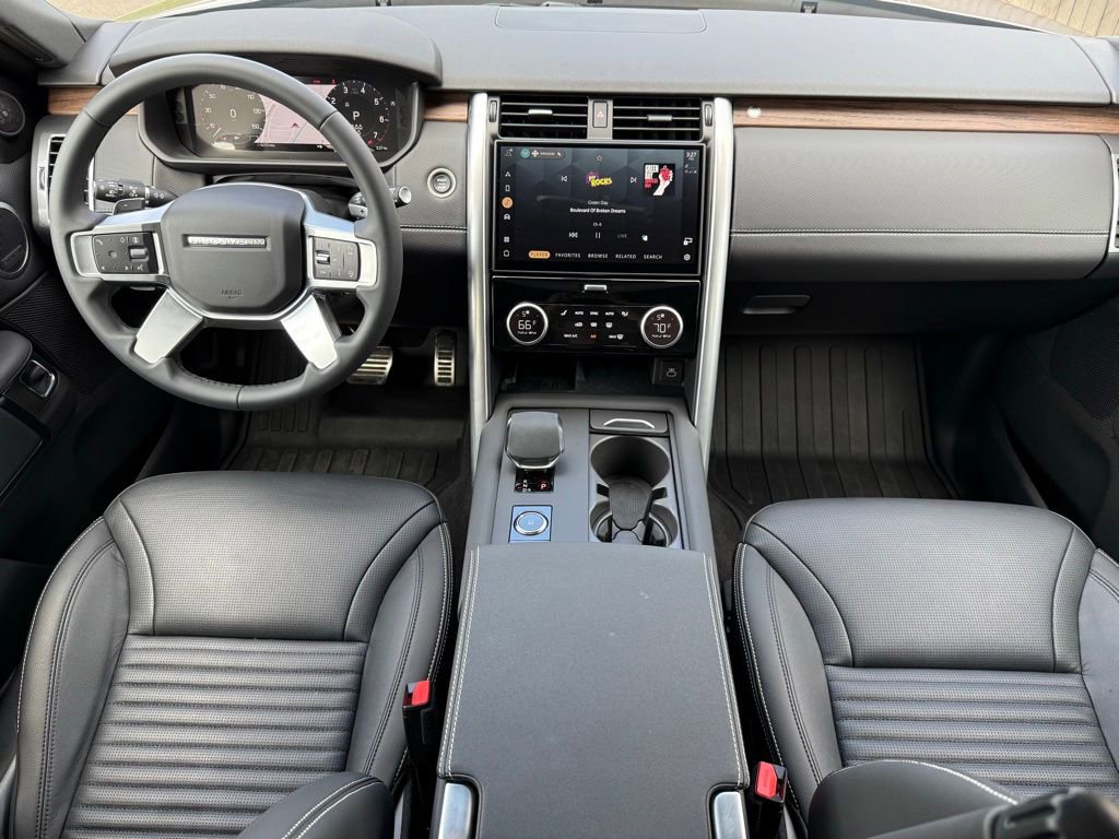 Certified 2025 Land Rover Discovery Dynamic SE image 17