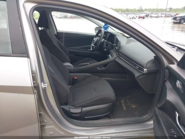 Used 2023 Hyundai Elantra SE FWD image 5