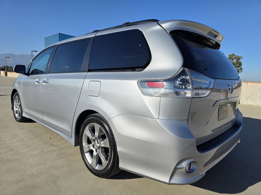 Used 2014 Toyota Sienna SE FWD image 10