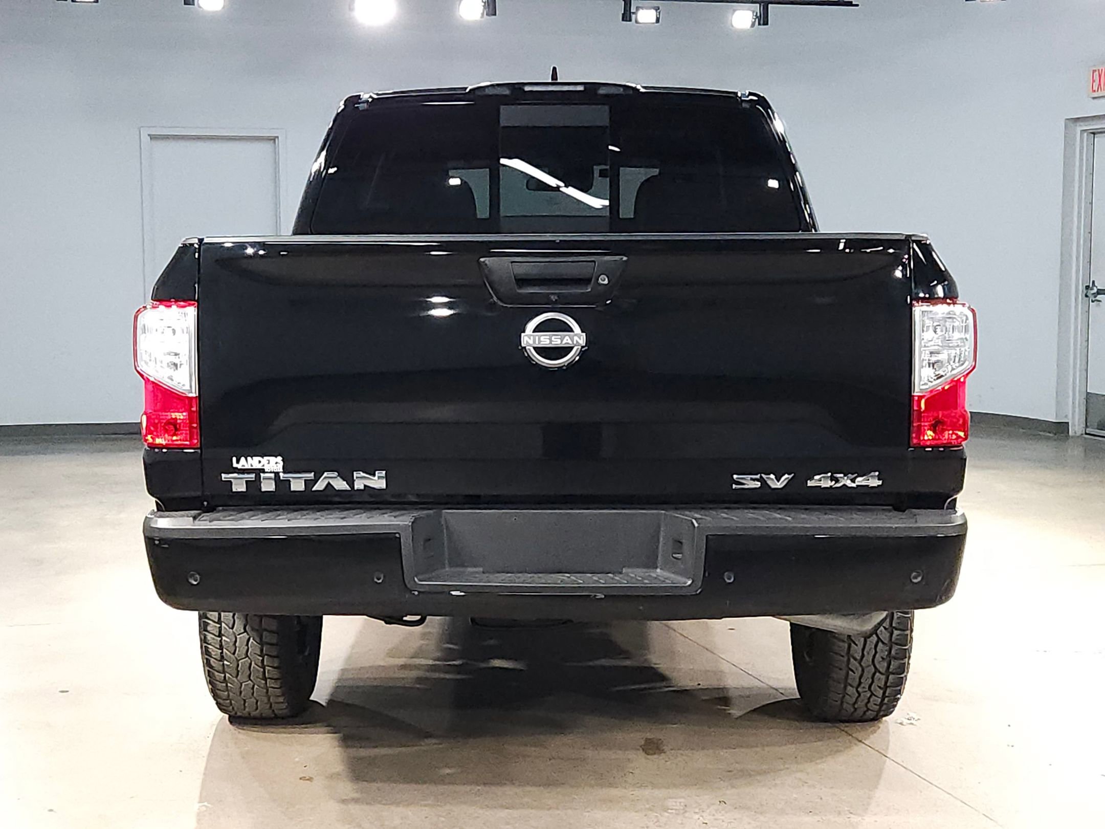 Used 2023 Nissan Titan SV image 6