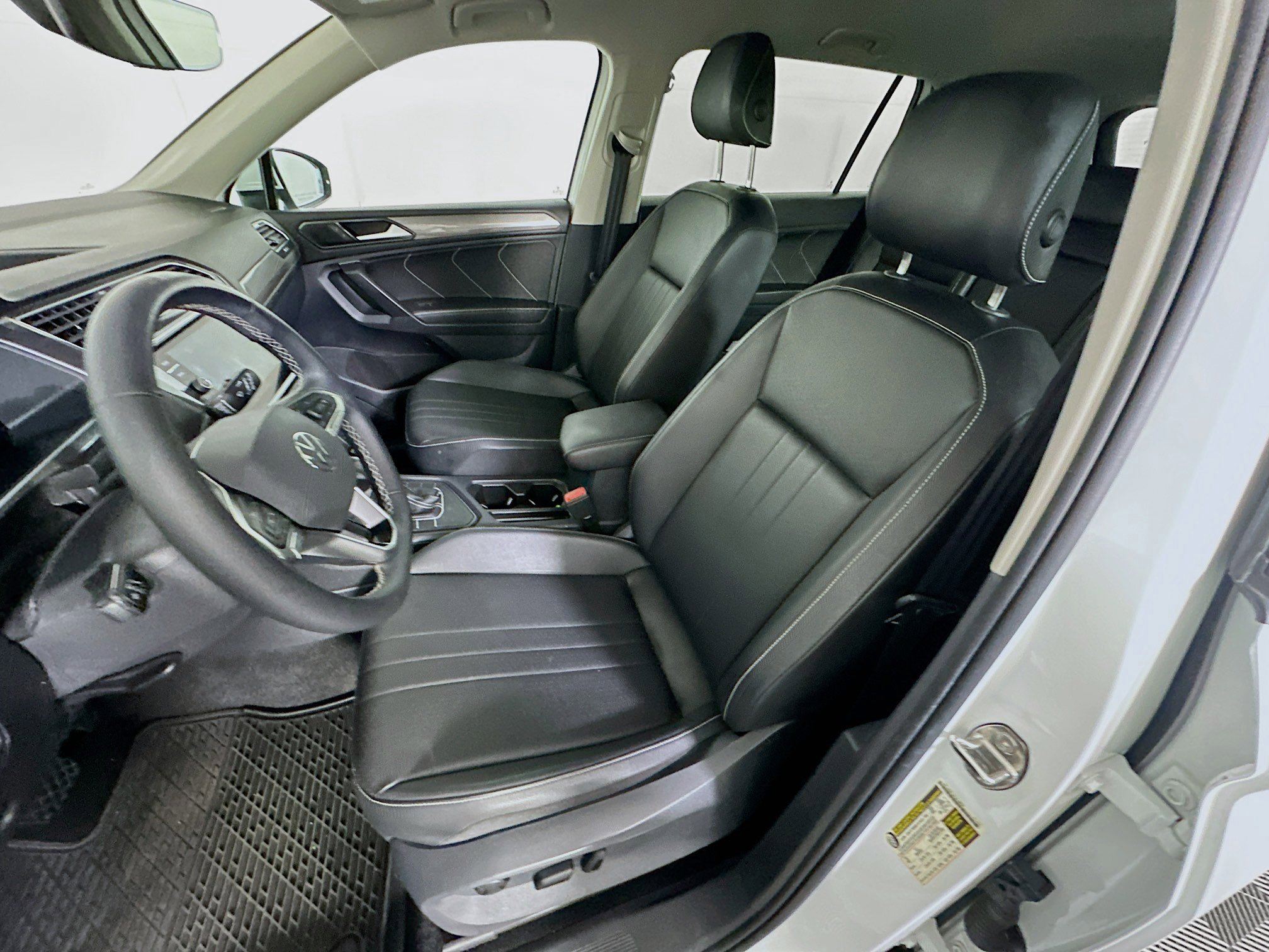 Used 2023 Volkswagen Tiguan SE image 13