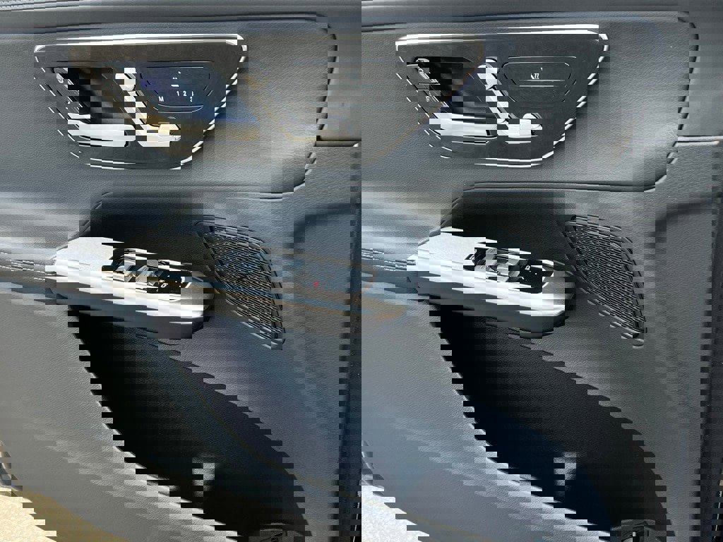 Used 2024 Mercedes-Benz GLC 300 4MATIC image 18