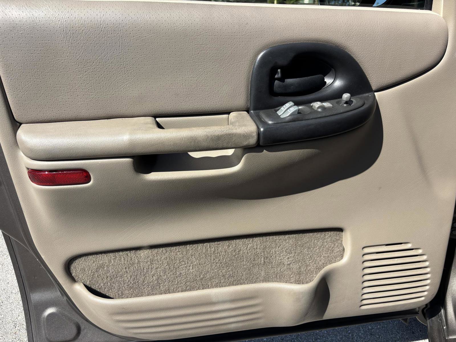 Used 2002 Pontiac Montana Extended w/ Premium Seating Pkg image 33