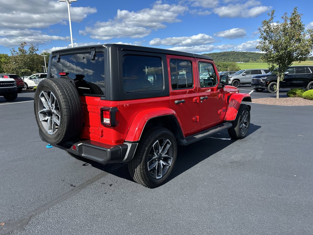 Used 2024 Jeep Wrangler Unlimited w/ Convenience Group AWD/4WD image 7
