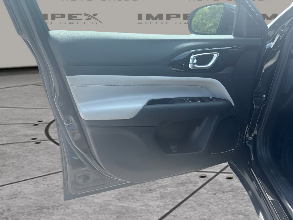 Used 2025 Jeep Compass Limited AWD/4WD image 16