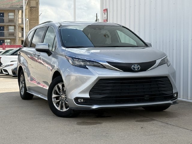 Used 2025 Toyota Sienna XLE FWD image 2