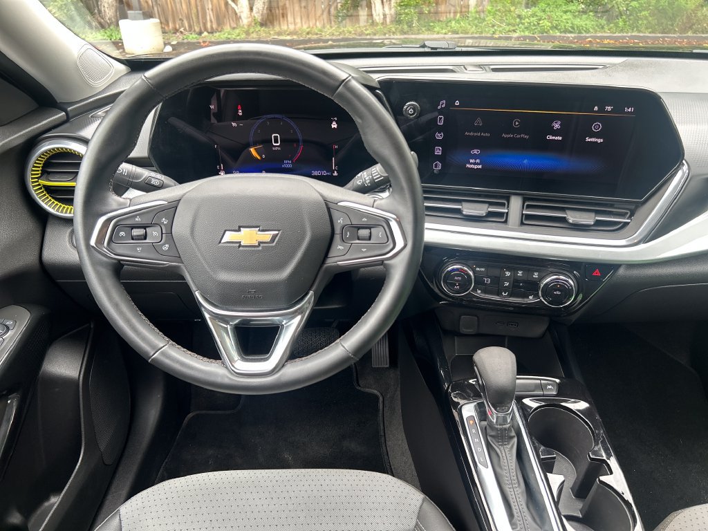Used 2024 Chevrolet Trax LT w/ LT Convenience Package FWD image 17