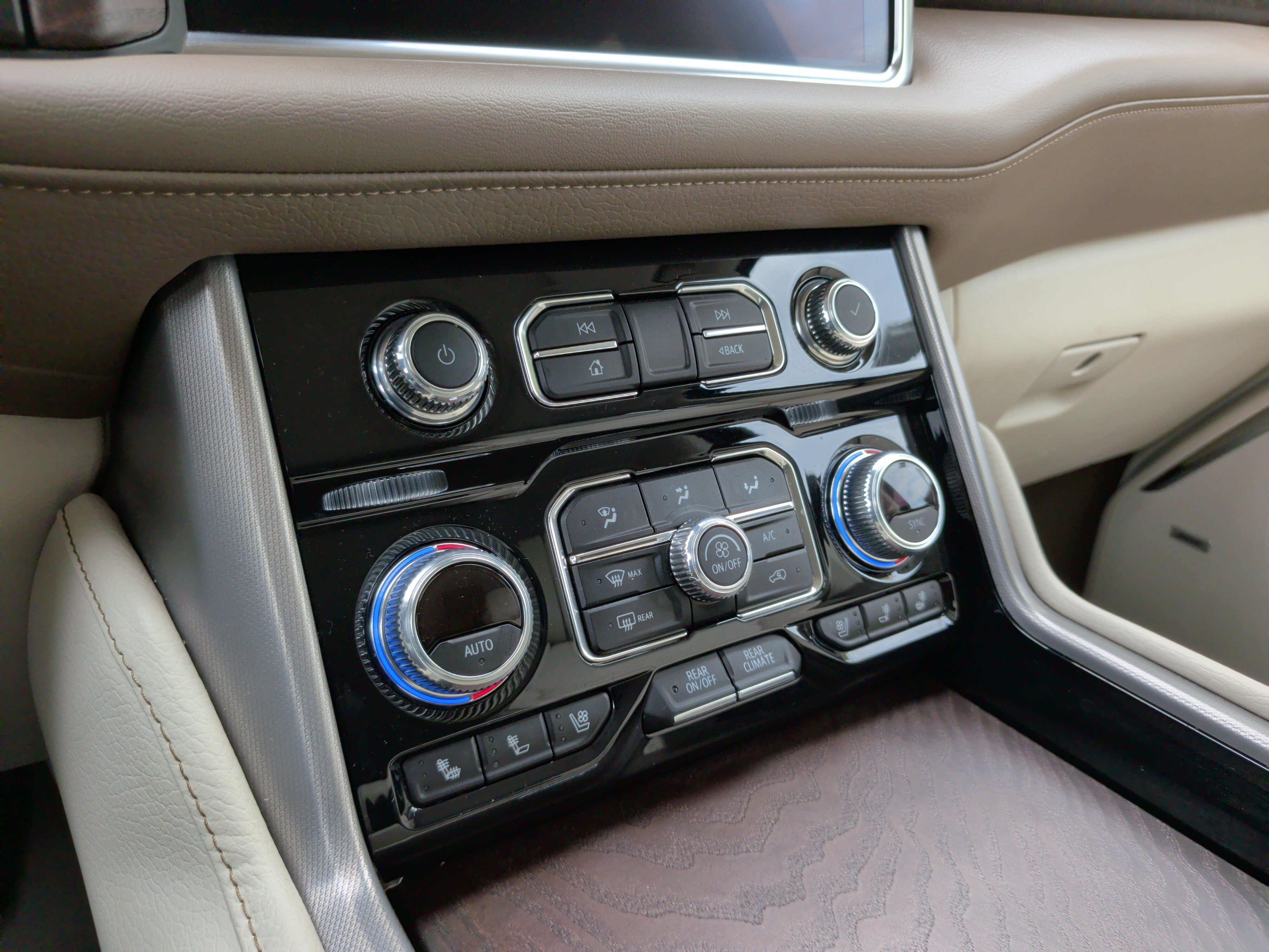 Used 2024 GMC Yukon Denali AWD/4WD image 19