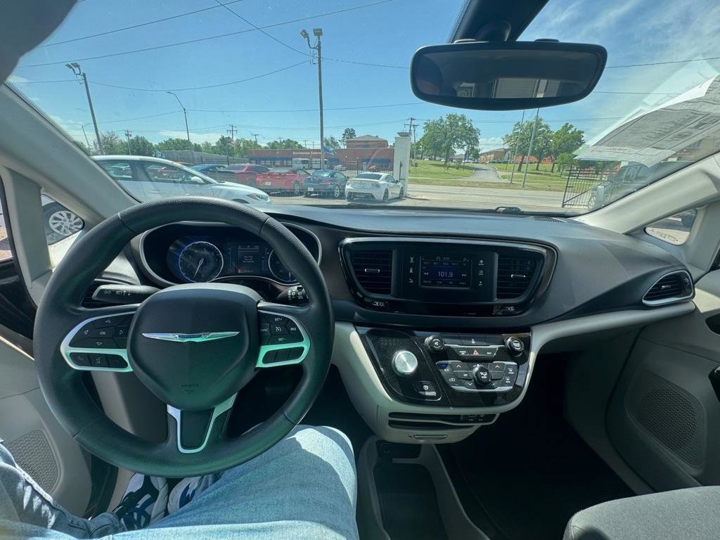 Used 2017 Chrysler Pacifica LX FWD image 10