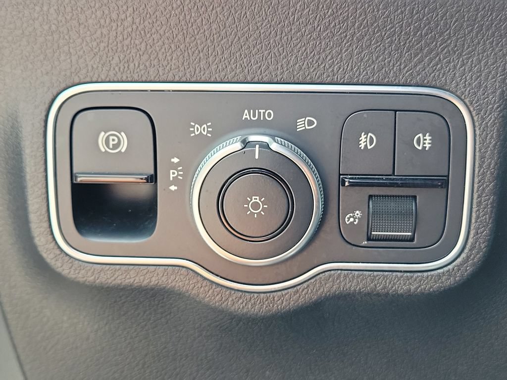 Used 2023 Mercedes-Benz GLB 250 4MATIC w/ Premium Package image 21