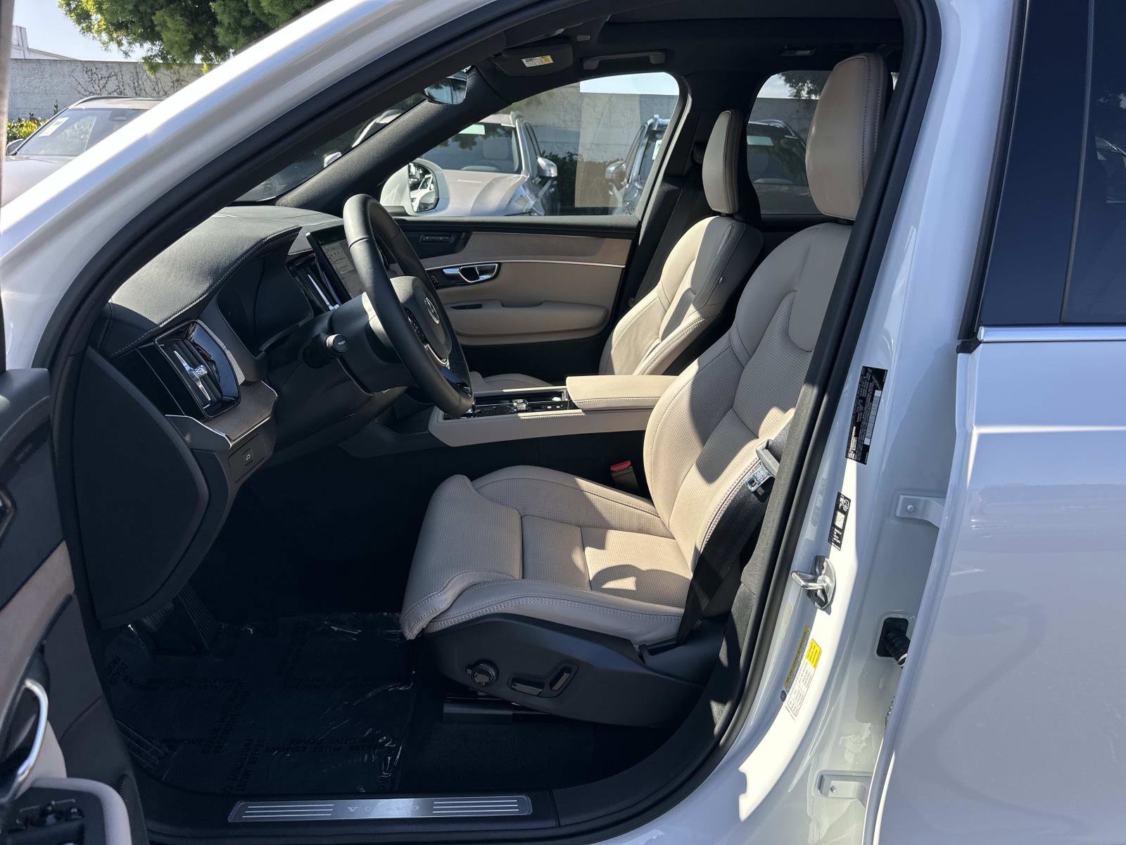 Certified 2026 Volvo XC90 B6 Ultra w/ Protection Package image 17