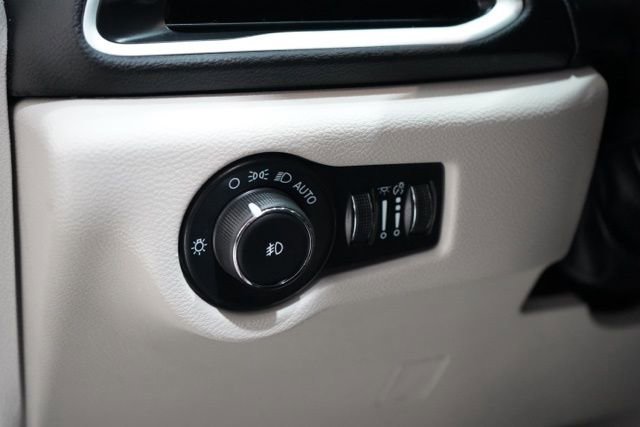 Used 2024 Chrysler Pacifica Touring-L image 21