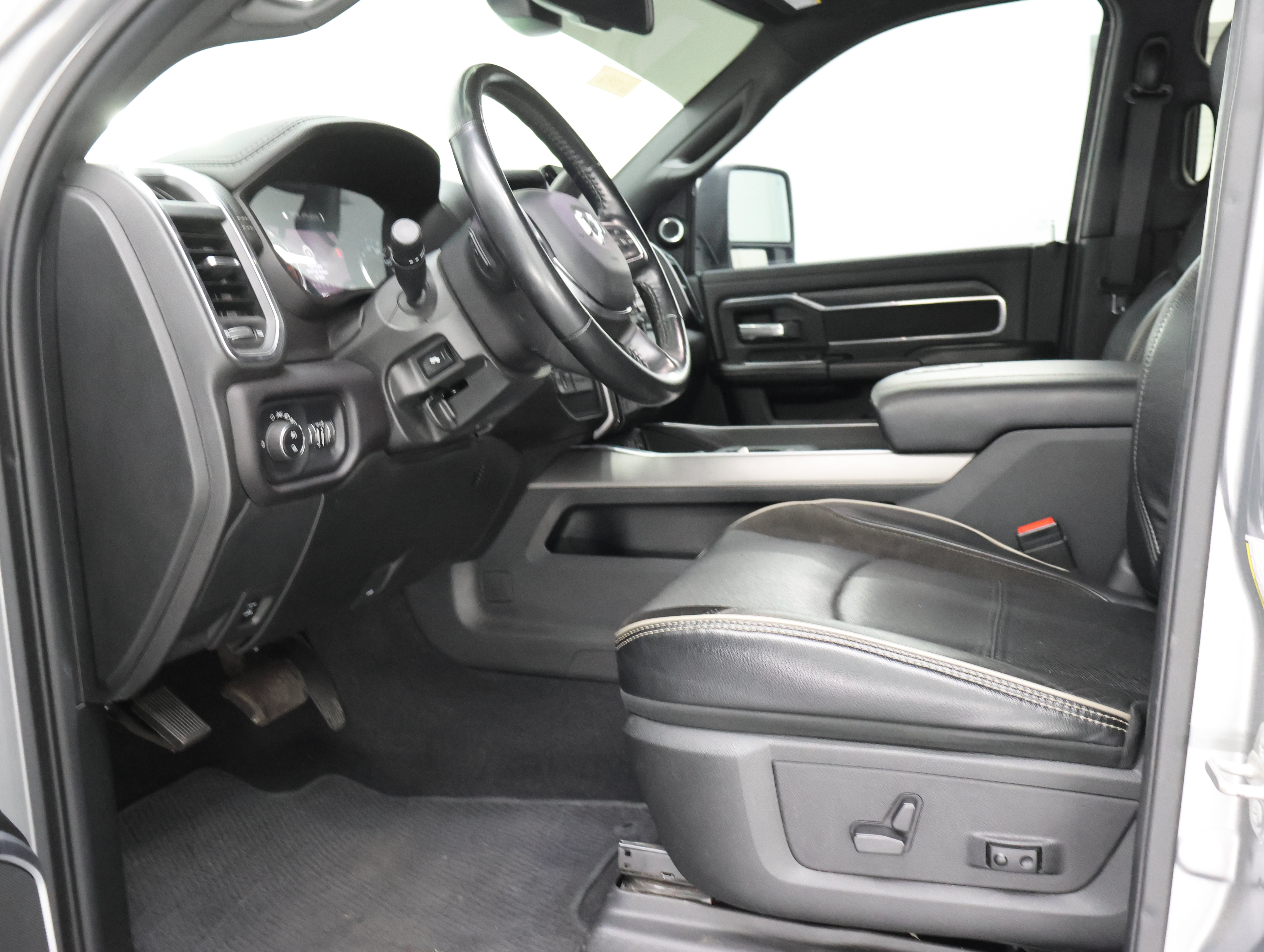 Used 2023 RAM 3500 Laramie AWD/4WD image 8