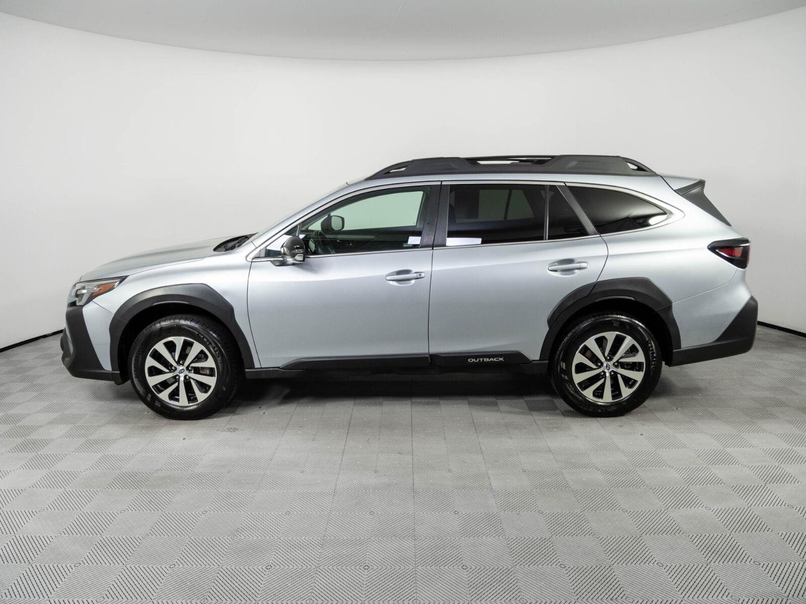 Used 2024 Subaru Outback Premium AWD/4WD image 2