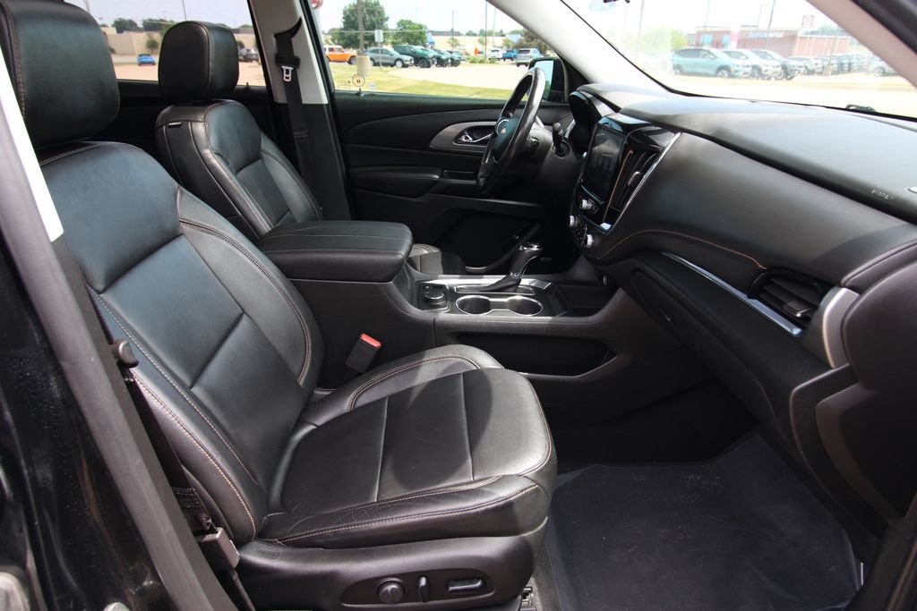 Used 2019 Chevrolet Traverse LT w/ LPO, Blackout Package AWD/4WD image 8
