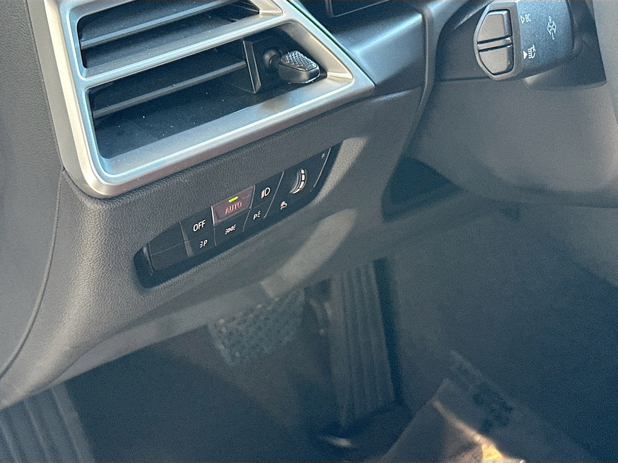 Used 2025 BMW 330i Sedan w/ M Sport Package image 10