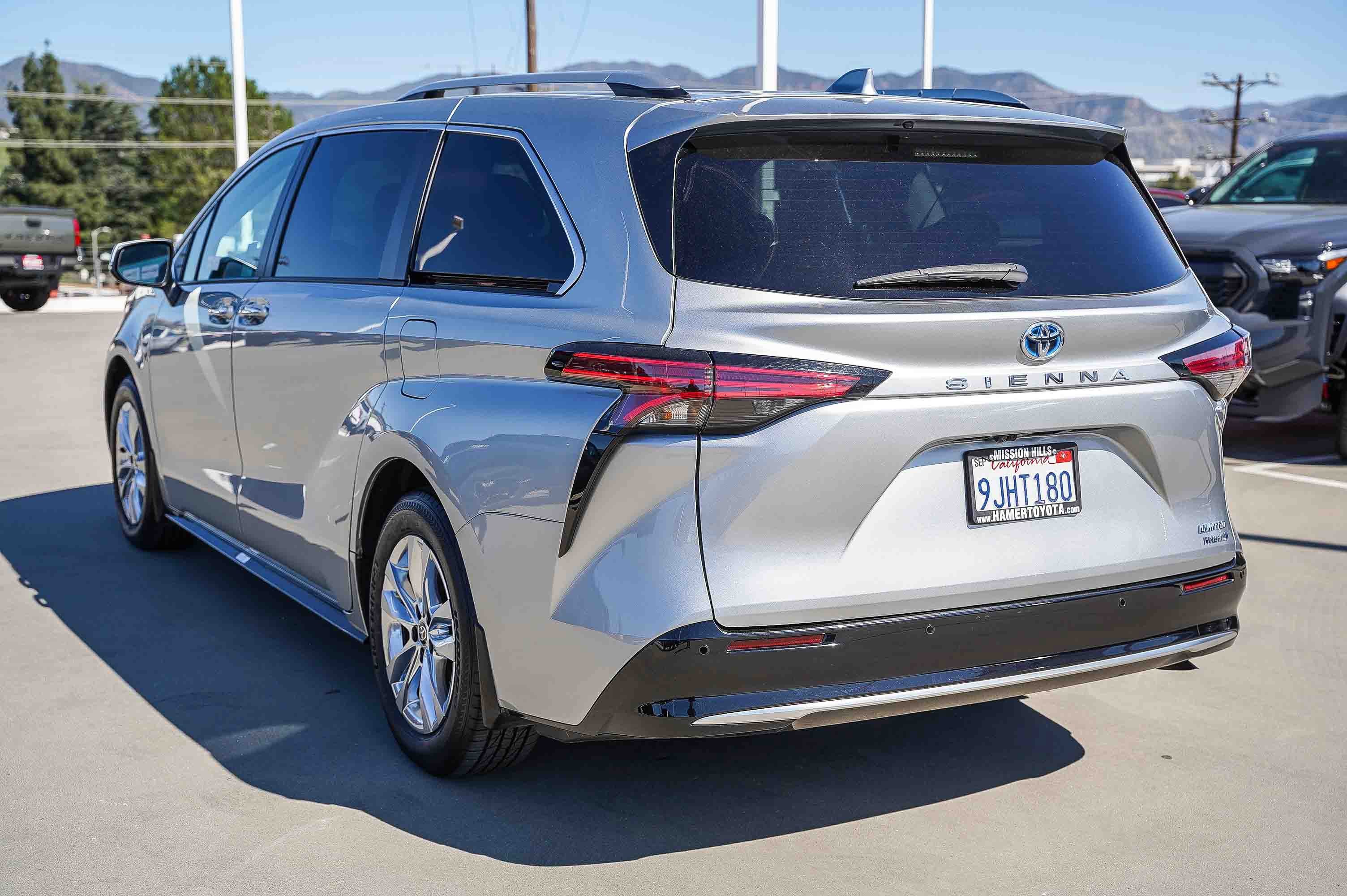Certified 2023 Toyota Sienna Limited image 9