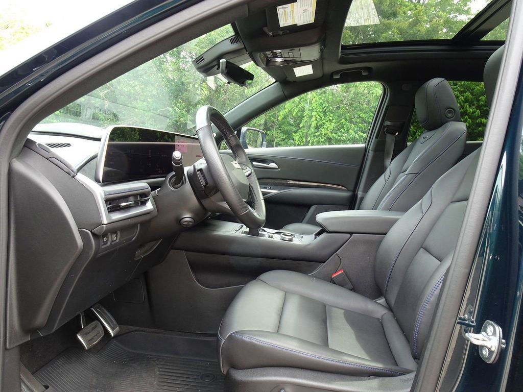 Used 2025 Cadillac XT4 Sport w/ Technology Package AWD/4WD image 7