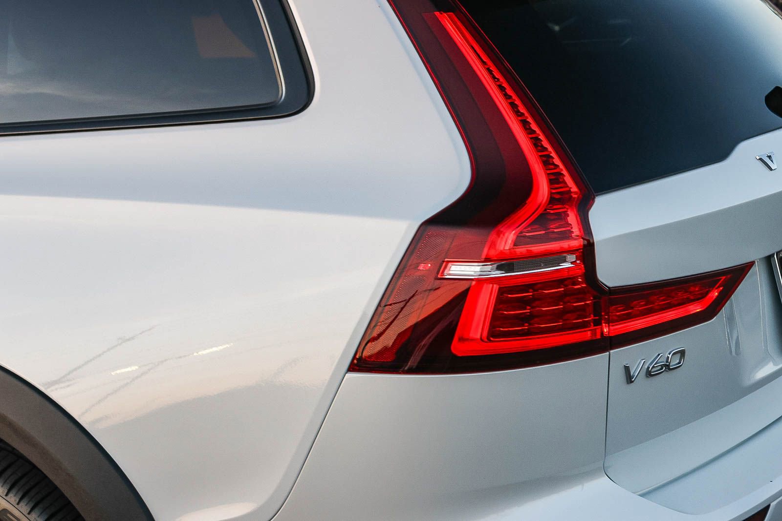 Used 2025 Volvo V60 B5 Cross Country Plus image 11