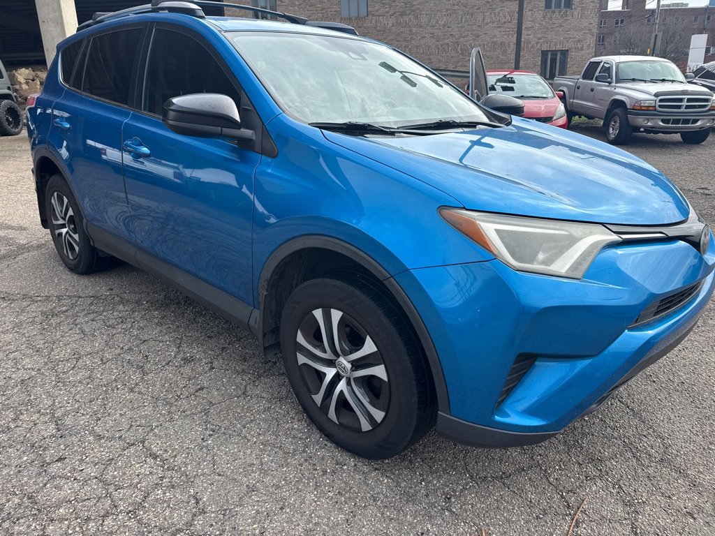 Used 2018 Toyota RAV4 LE FWD image 2