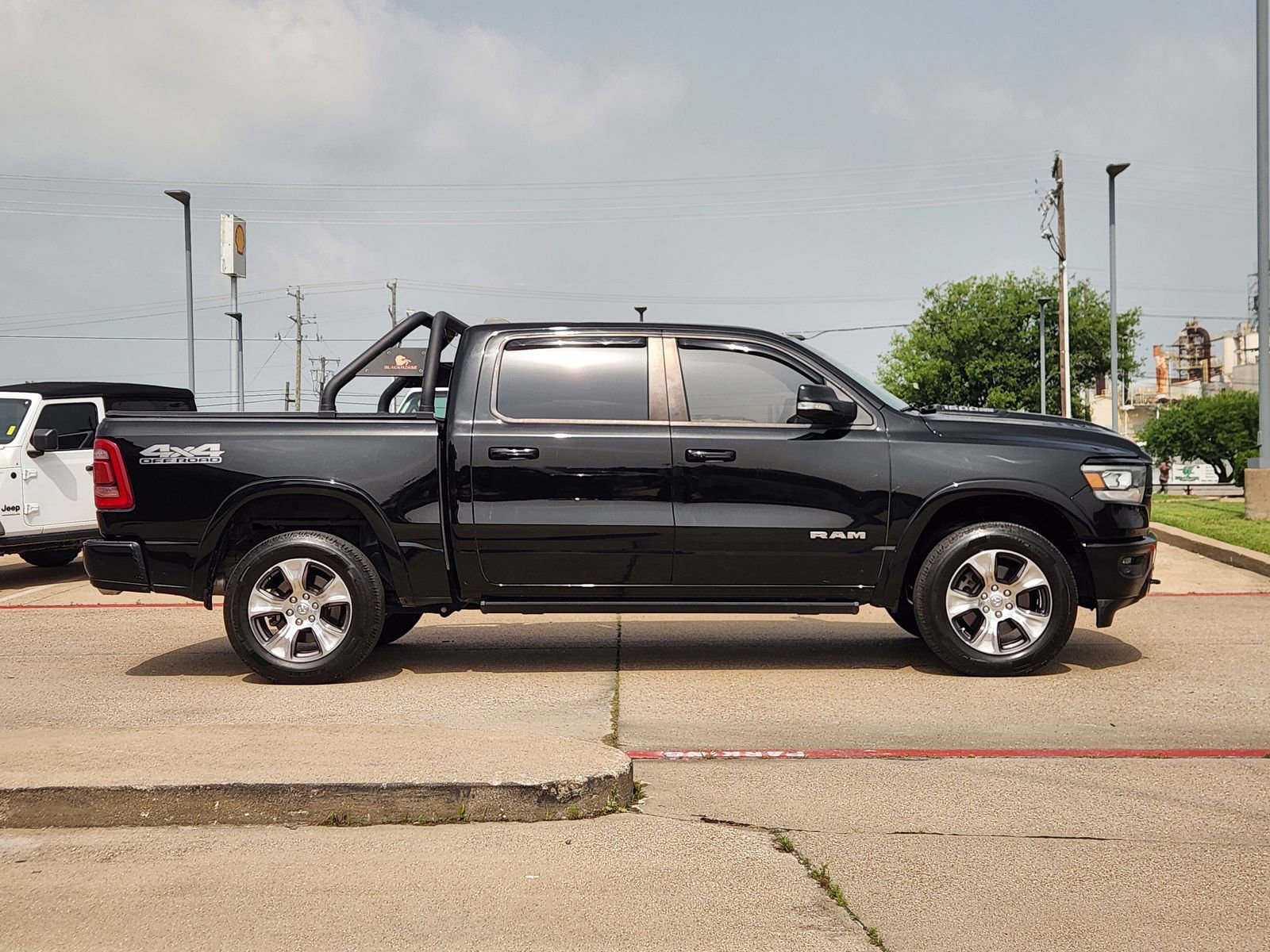 Used 2020 RAM 1500 Laramie w/ Sport Appearance Package AWD/4WD image 7