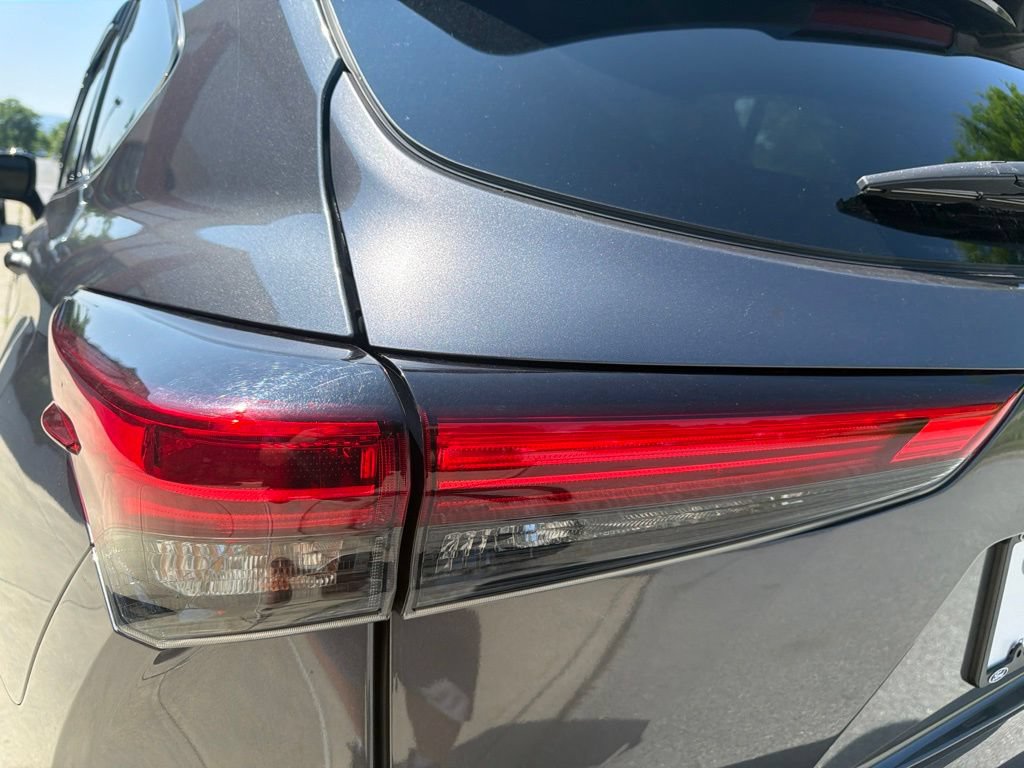 Used 2021 Toyota Highlander XLE AWD/4WD image 19