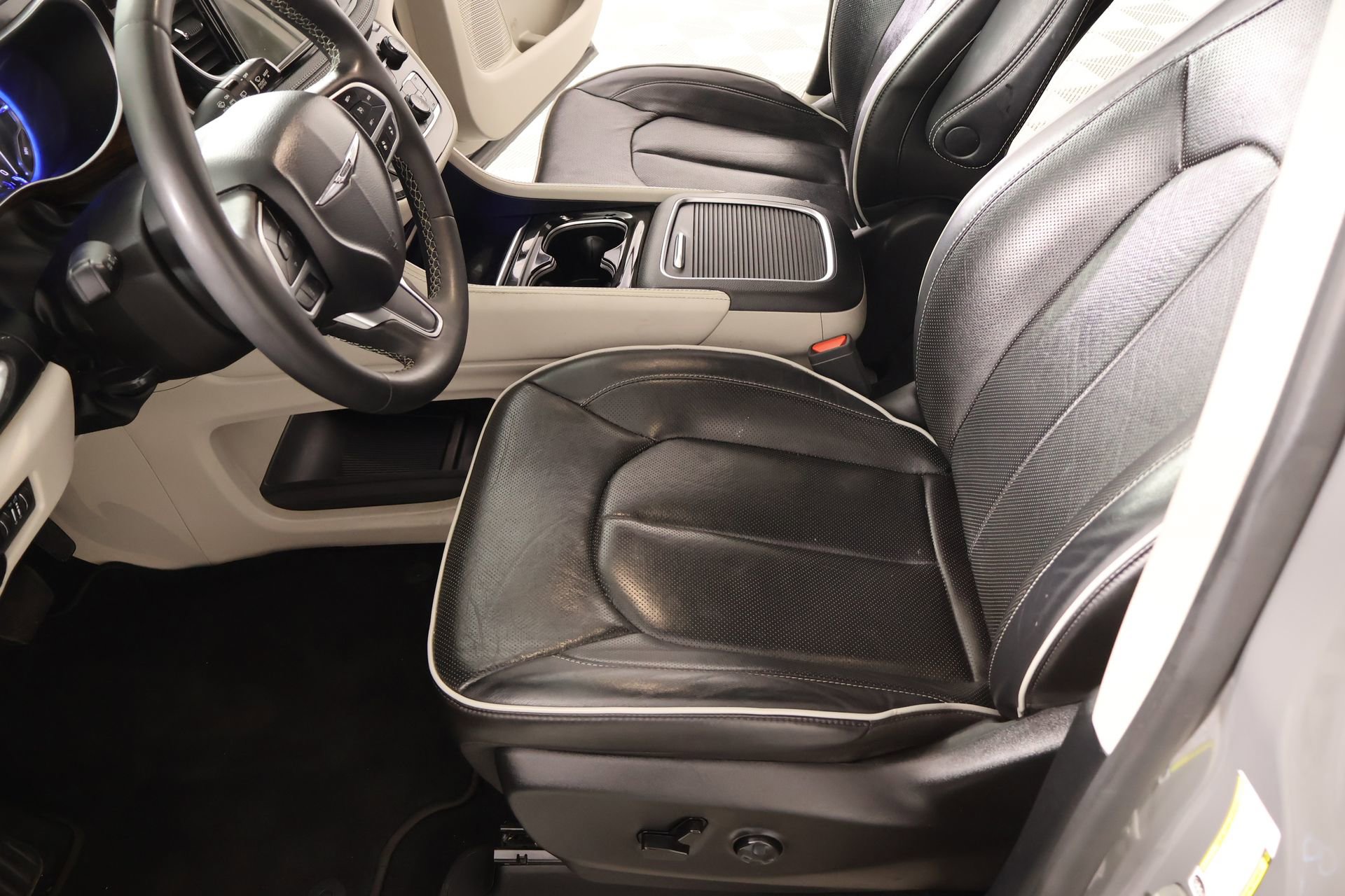 Used 2023 Chrysler Pacifica Limited image 11