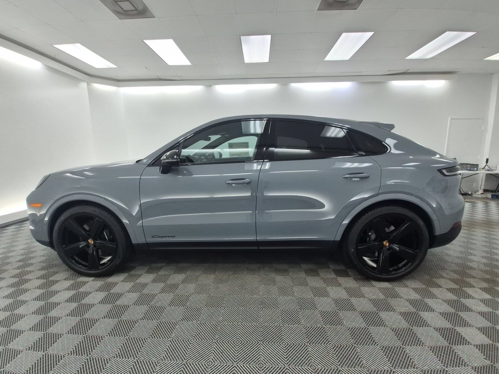 New 2026 Porsche Cayenne Coupe AWD/4WD image 2