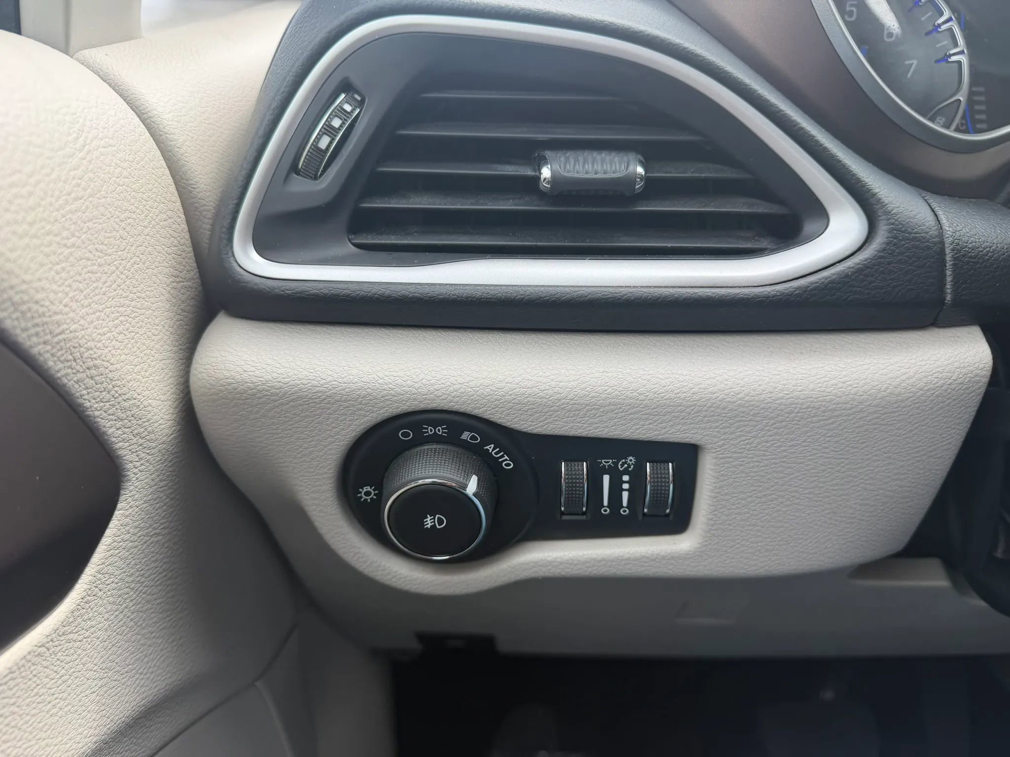 Used 2018 Chrysler Pacifica Touring-L FWD image 18
