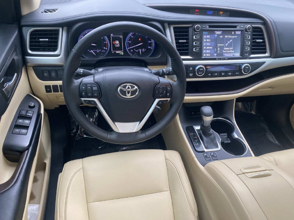 Used 2018 Toyota Highlander XLE FWD image 16