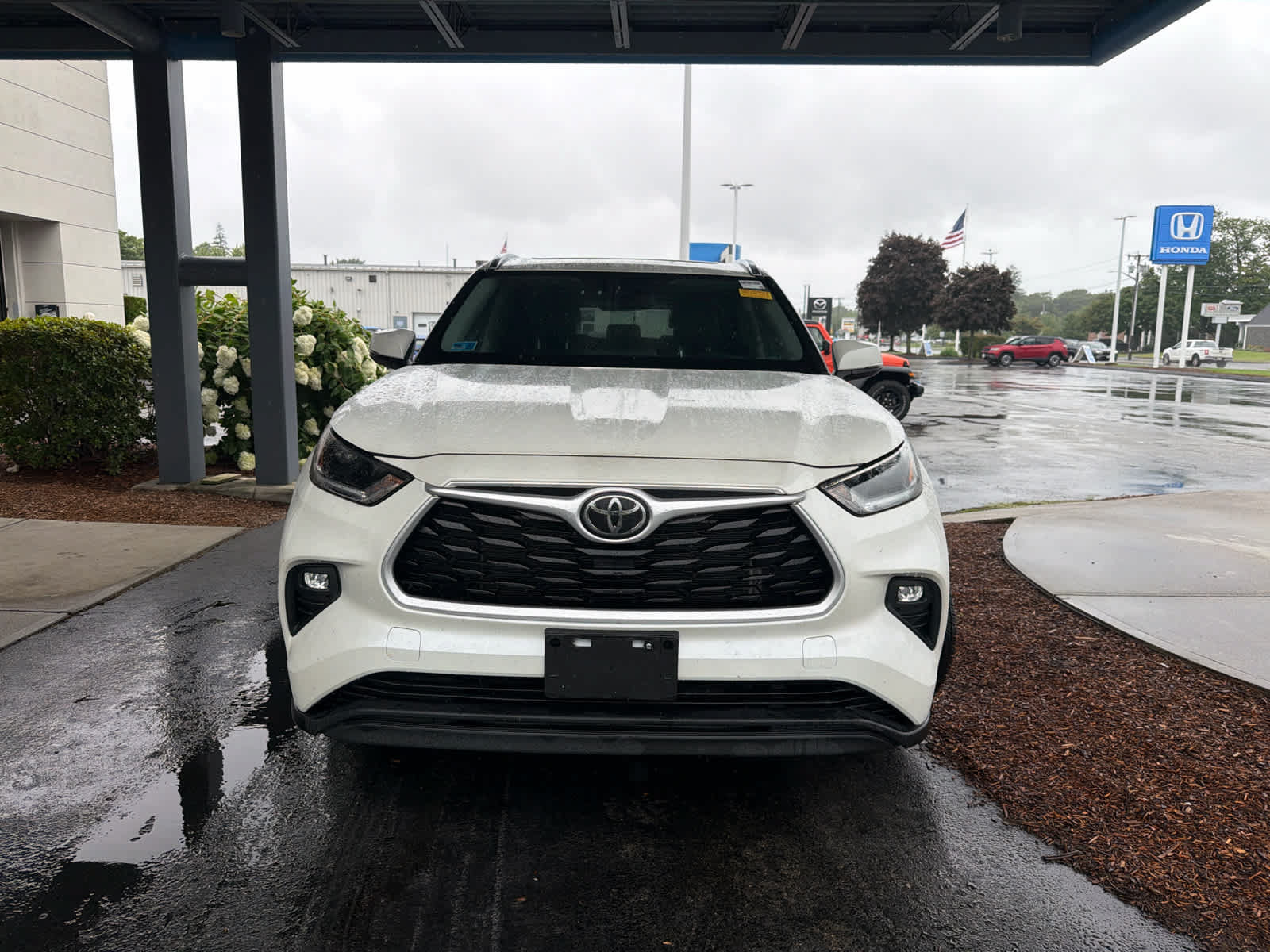Used 2021 Toyota Highlander XLE AWD/4WD image 2