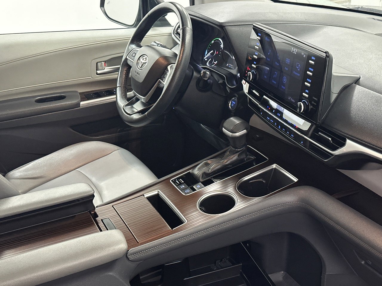 Used 2021 Toyota Sienna XLE image 10