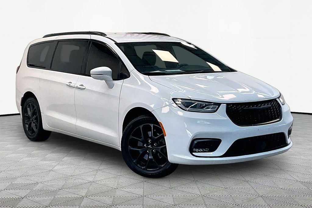 Used 2022 Chrysler Pacifica Touring-L w/ S Appearance Package AWD/4WD image 3