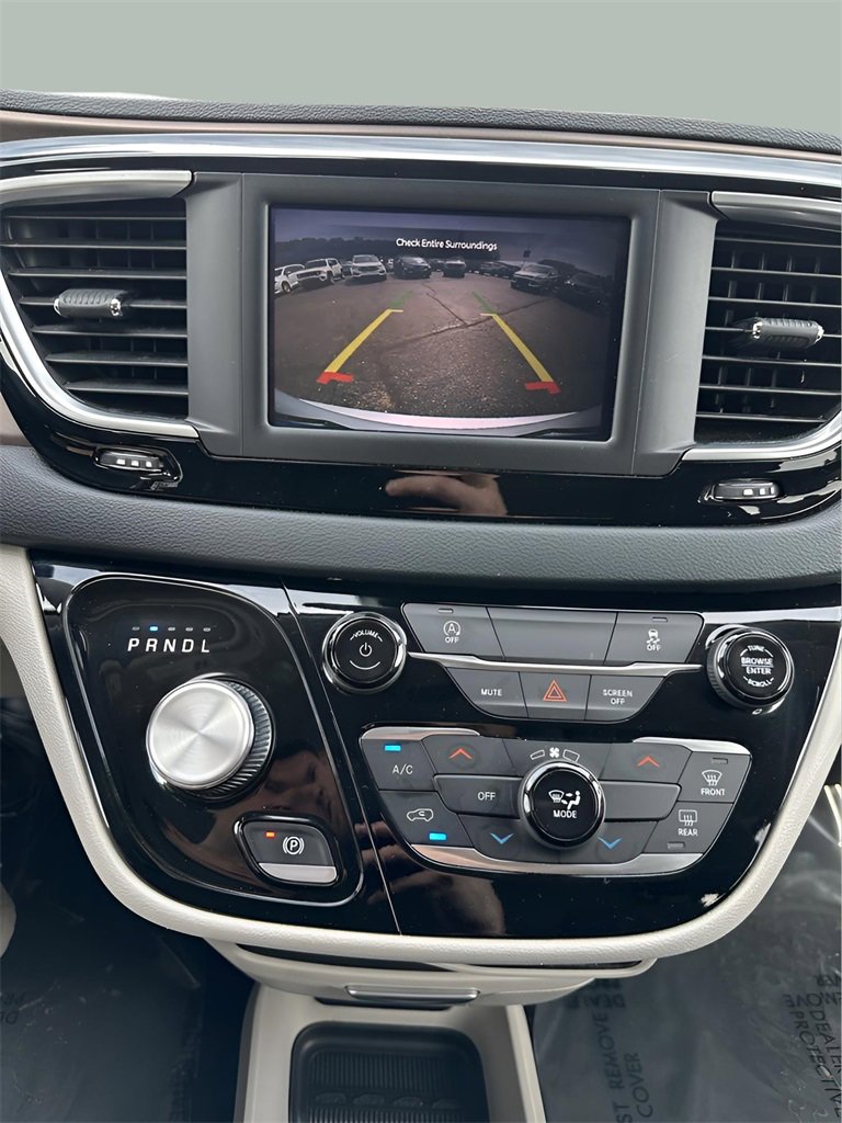 Used 2023 Chrysler Voyager LX image 25