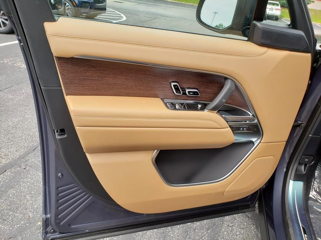 New 2025 Land Rover Range Rover Long Wheelbase SE image 10