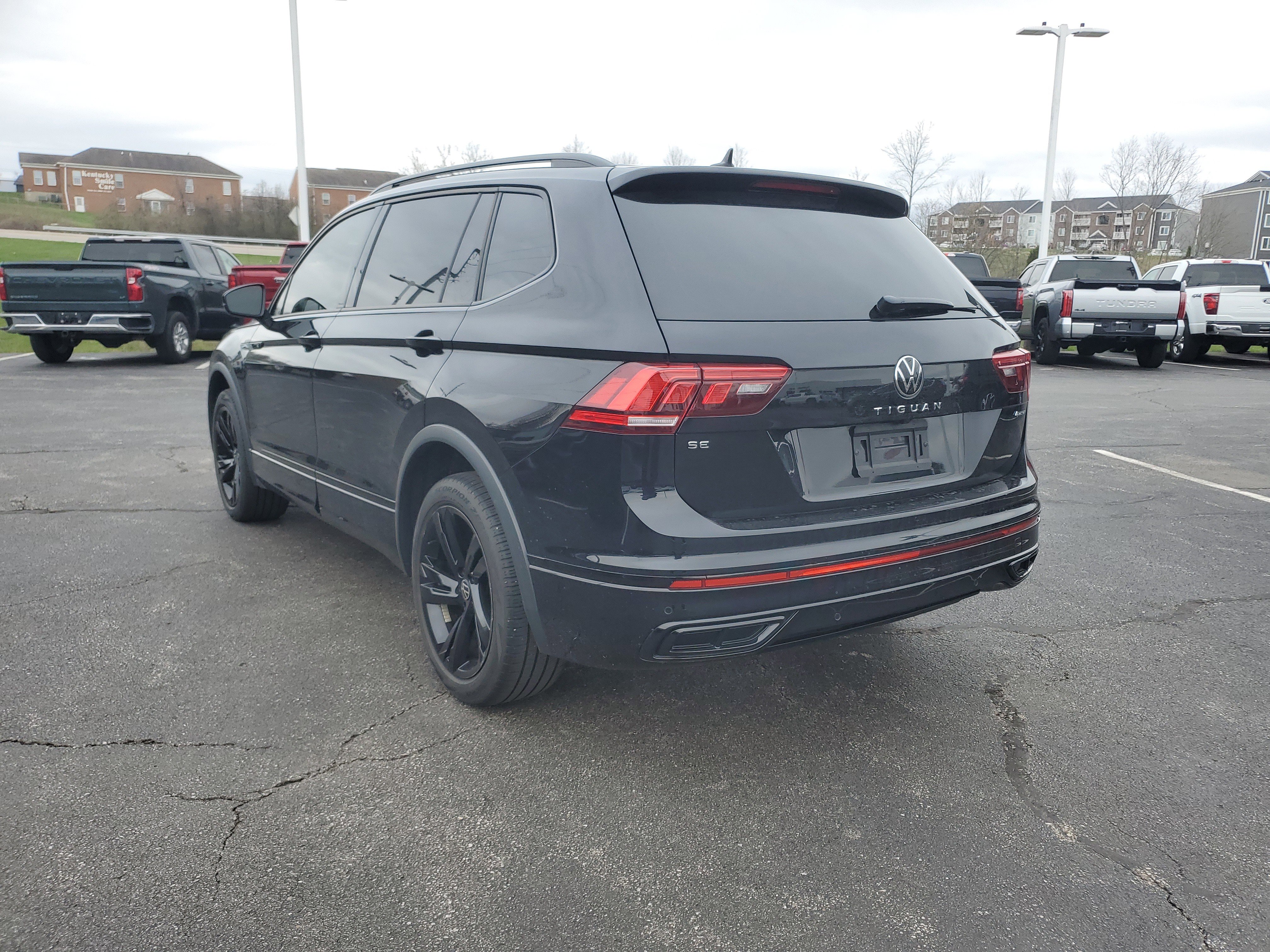 Used 2024 Volkswagen Tiguan SE R-Line image 6