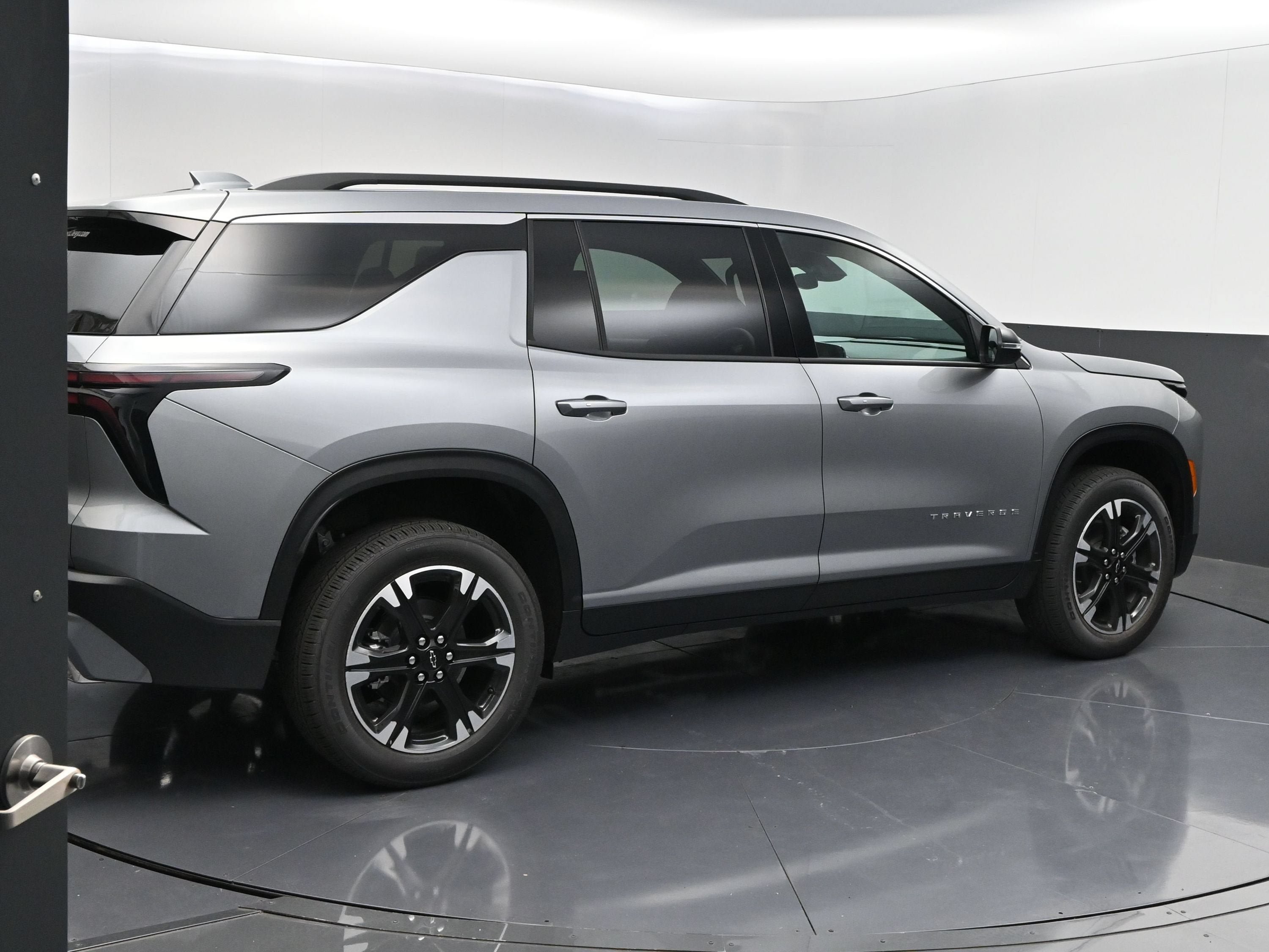 New 2027 Chevrolet Traverse LT w/ Sun and Wheel Package FWD image 8