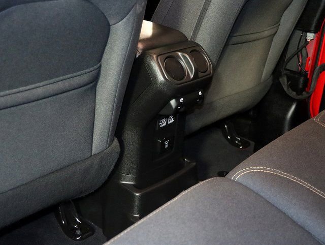 Used 2025 Jeep Wrangler Unlimited Sahara image 16