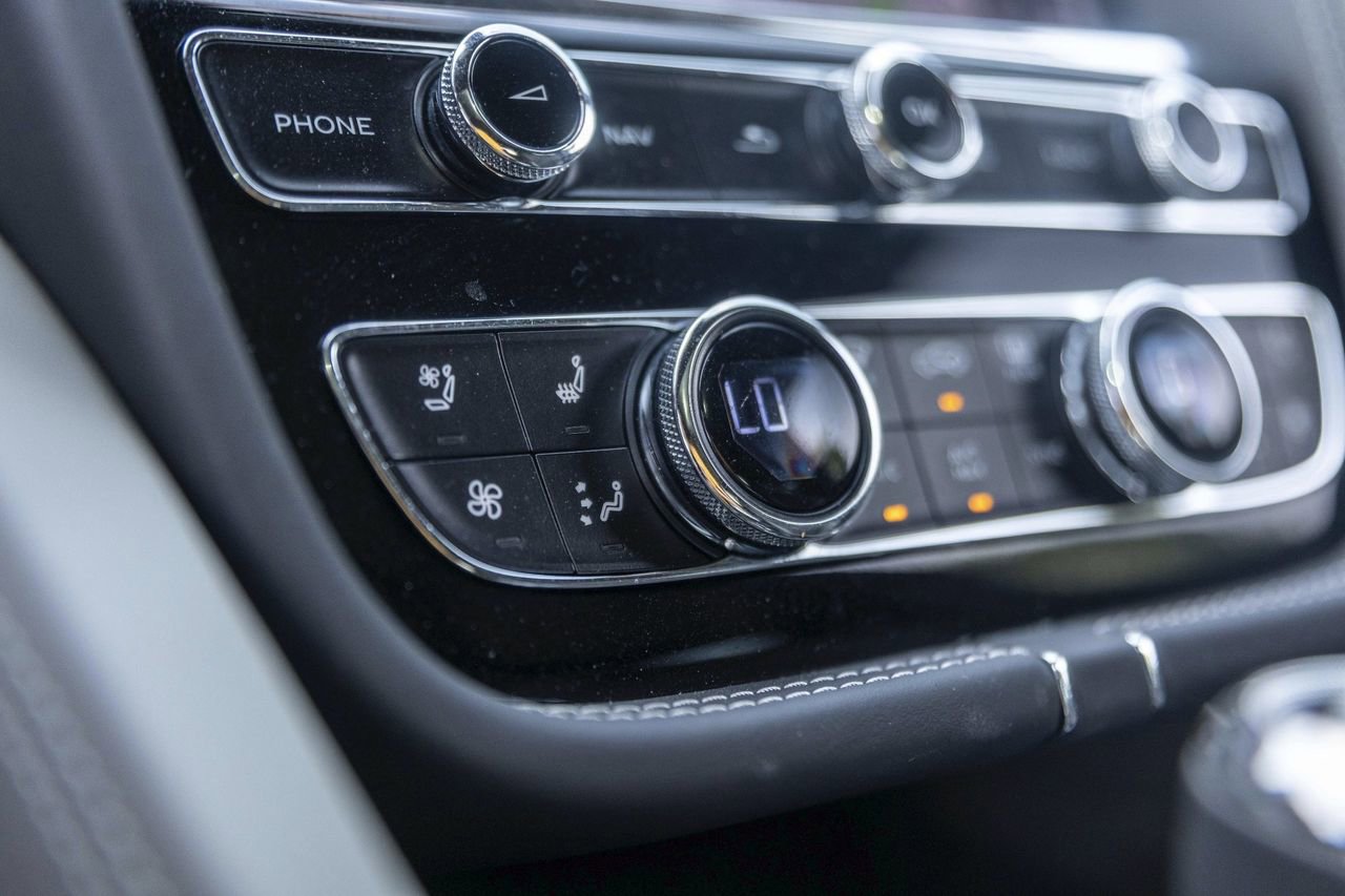 Used 2025 Bentley Bentayga AWD/4WD image 40
