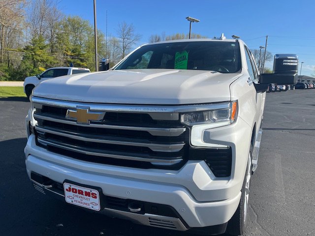 Used 2024 Chevrolet Silverado 1500 High Country w/ Technology Package image 2