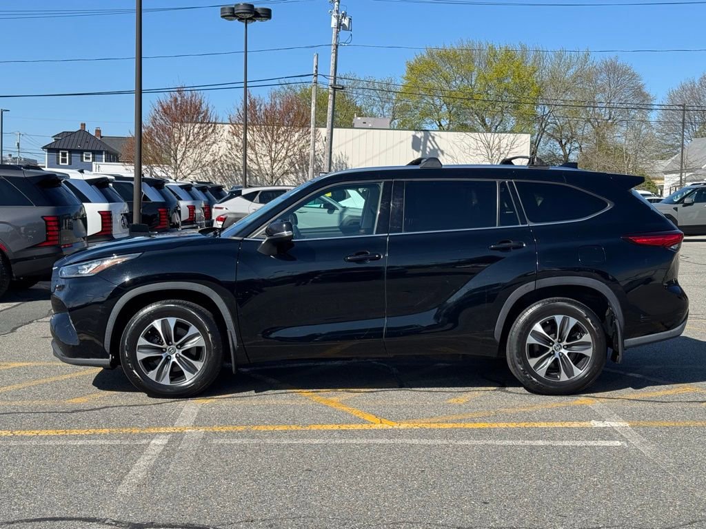 Used 2020 Toyota Highlander XLE AWD/4WD image 2