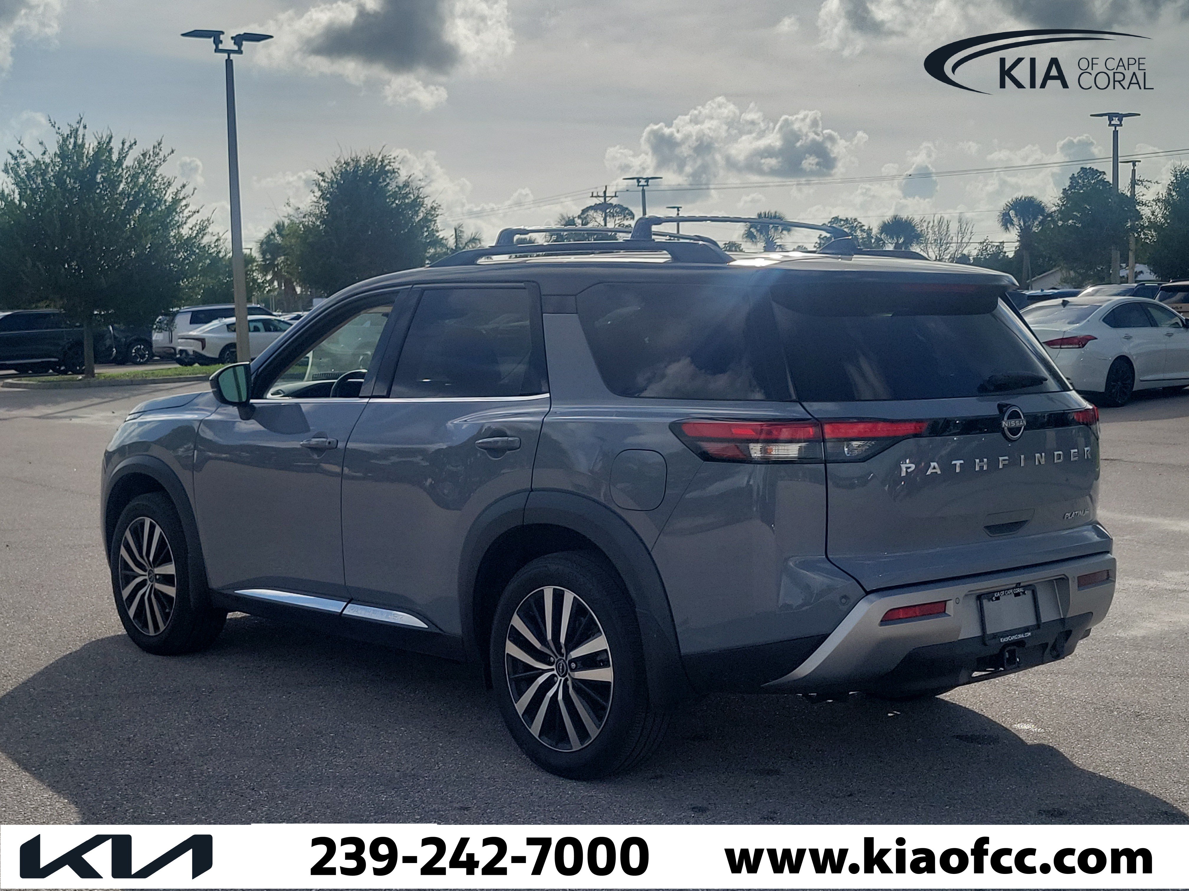 Used 2024 Nissan Pathfinder Platinum FWD image 4