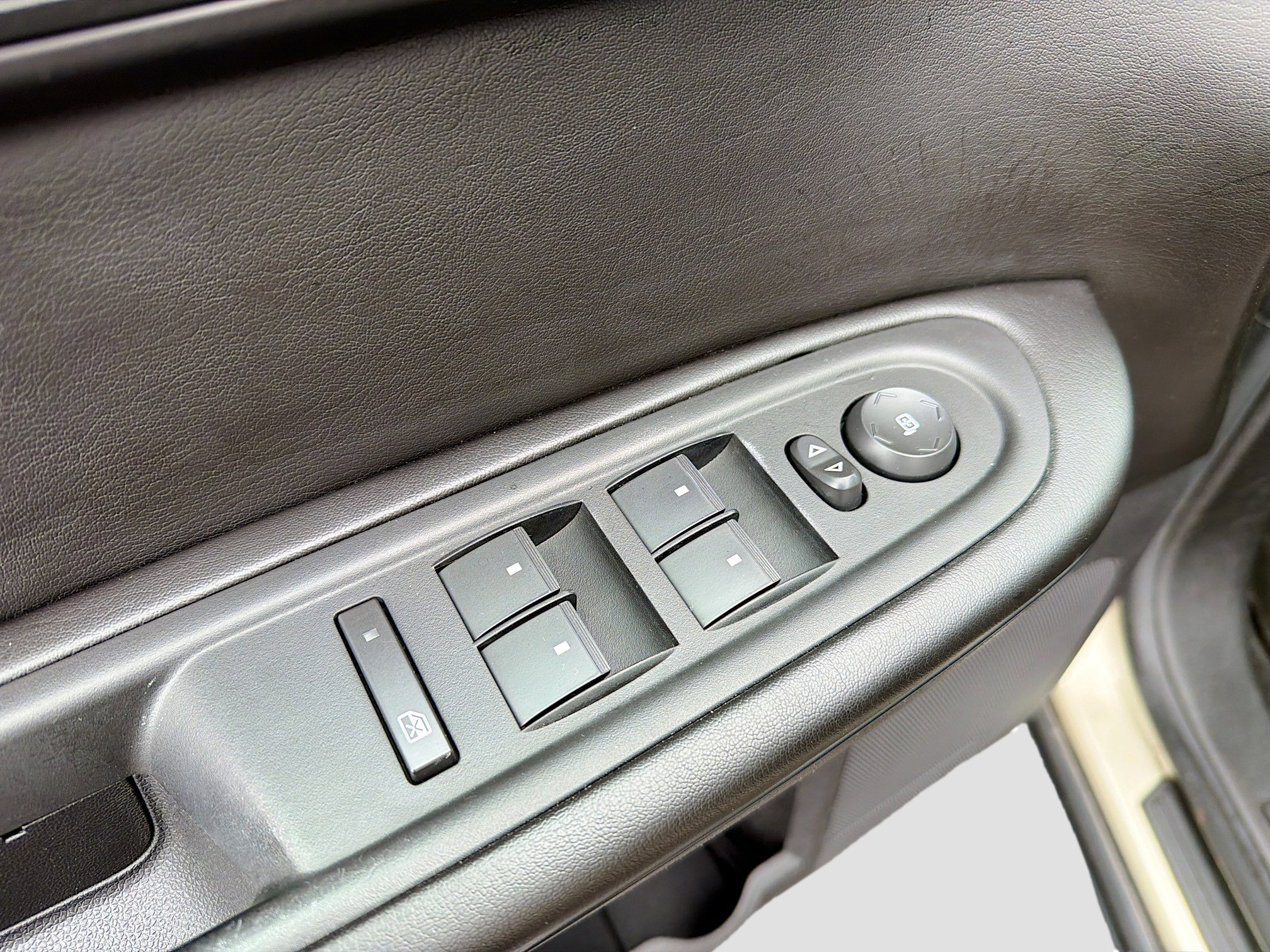Used 2014 GMC Acadia SLE image 8