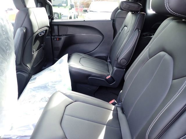 New 2026 Chrysler Pacifica Select w/ S Appearance Package image 13