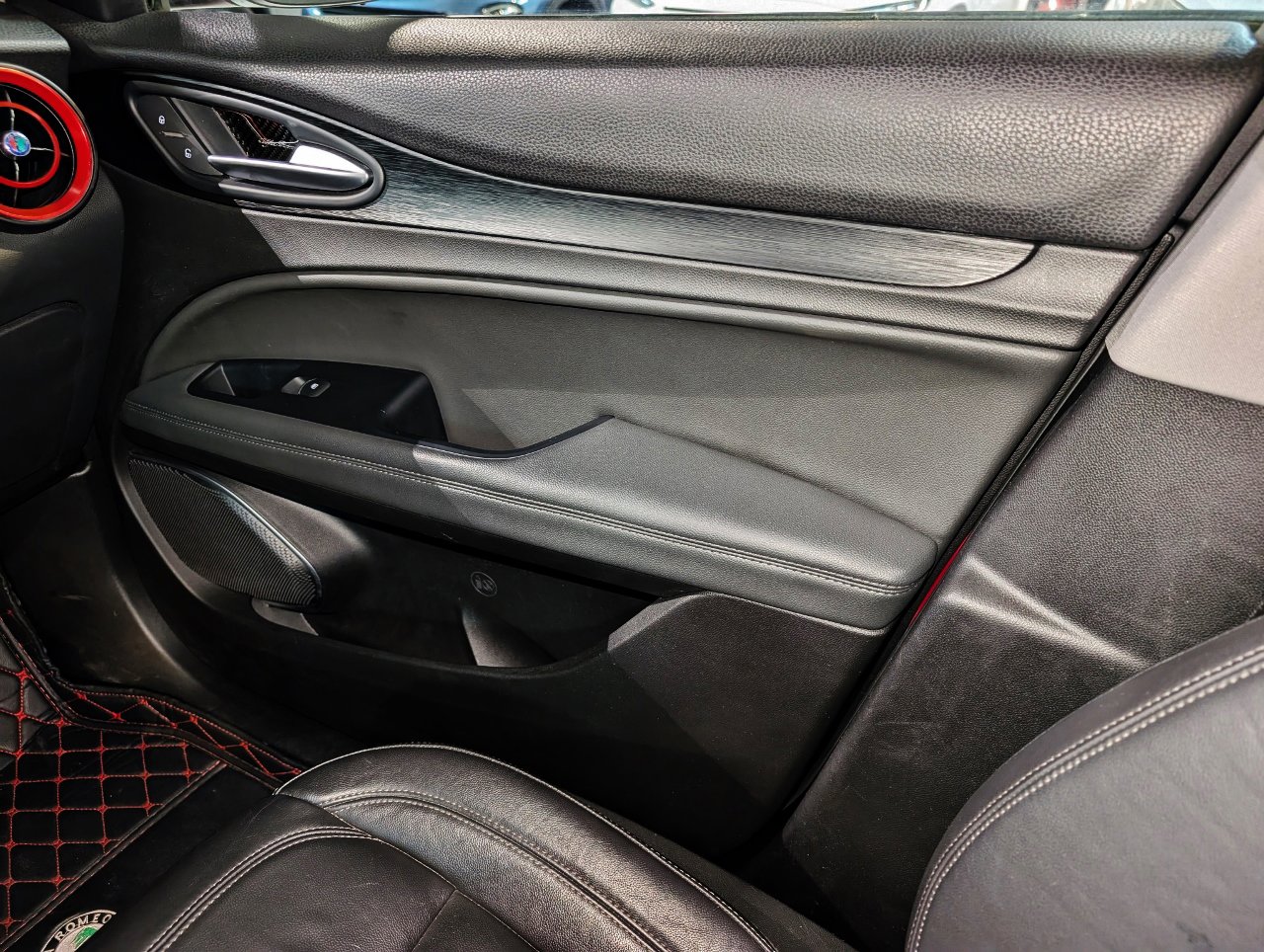 Used 2019 Alfa Romeo Stelvio AWD image 39