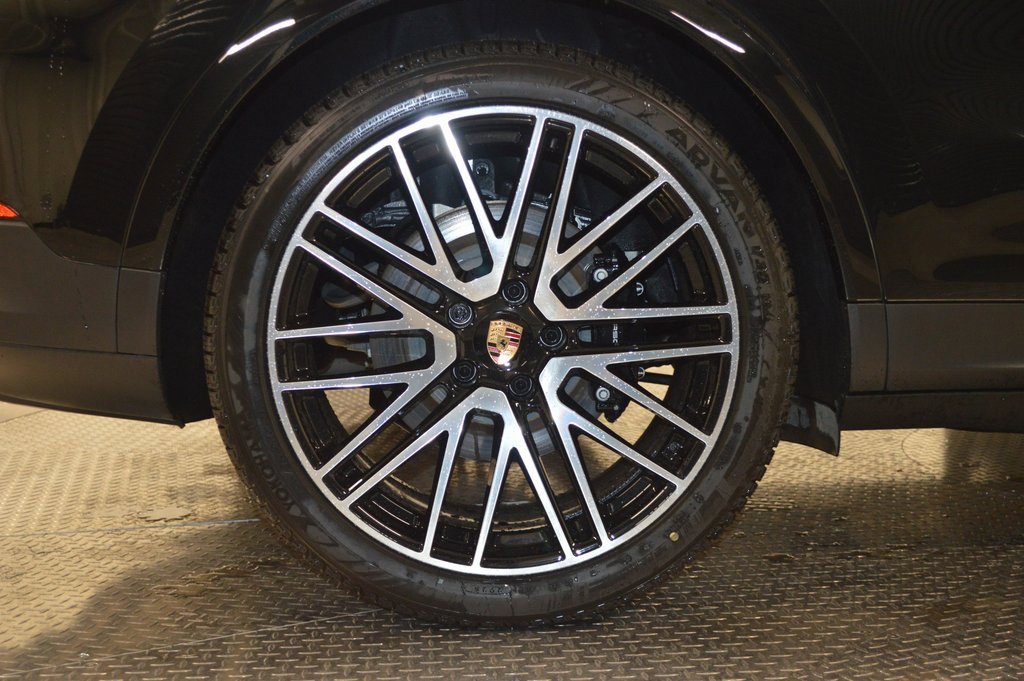 Certified 2025 Porsche Cayenne Coupe image 13