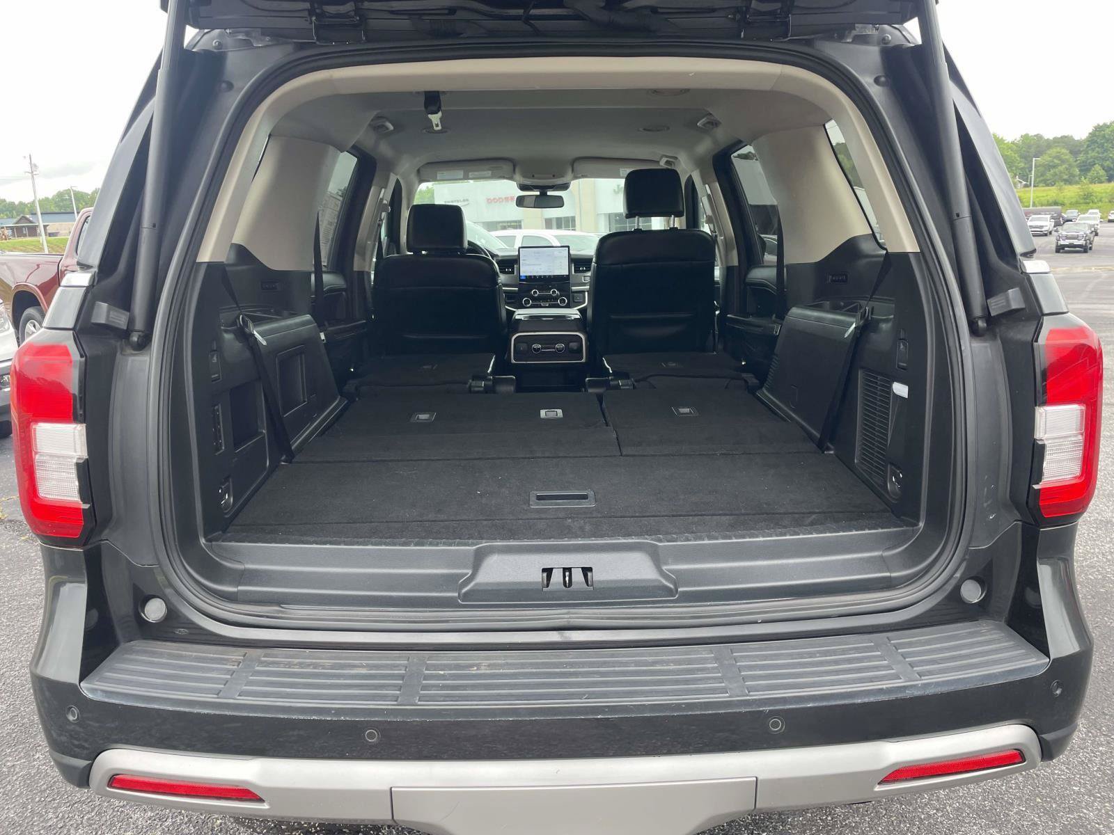 Used 2024 Ford Expedition XLT RWD image 18